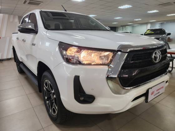 TOYOTA HILUX 2.8 D-4D TURBO DIESEL CD SRV 4X4 AUTOMÁTICO TOYOTA HILUX 2.8 D-4D TURBO DIESEL CD SRV 4X4 AUTOMÁTICO